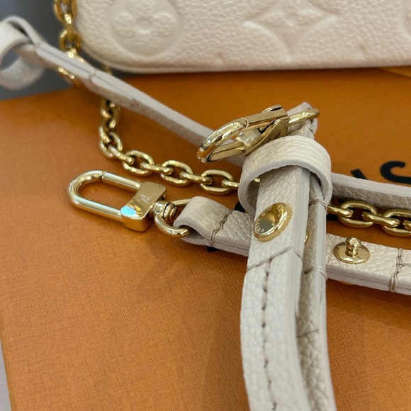 Louis Vuitton Pouchette! - Picture 7 of 15